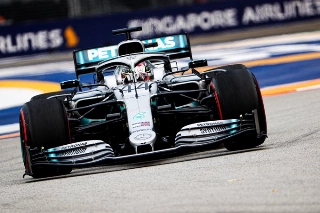 O britânico precisou utilizar-se de toda técnica para superar o holandês. Foto: Mercedes-AMG F1
