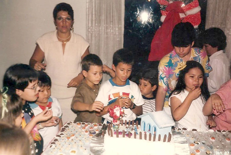 No salão de festas do Edifício Villa Adriana, na Rua Capote Valente, em Pinheiros, aniversário de Rafael, em 1987. À frente do bolo, Fábio, Rafael e o caçula Netto. Foto: arquivo pessoal de Milton Neves
