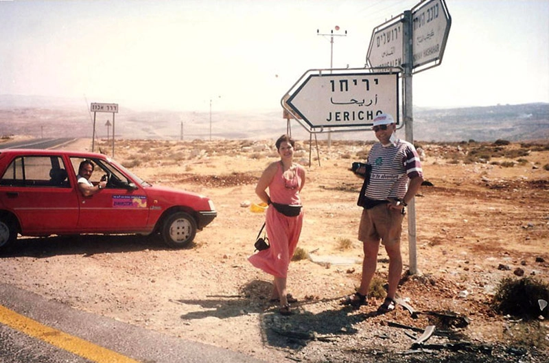 Lenice e Milton a caminho de Jericó. No carro, Márcio Bernardes aguarda para prosseguir viagem. Foto: arquivo pessoal de Milton Neves