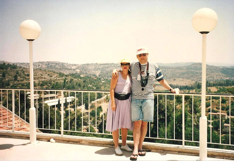 Lenice e Milton na sacada do hotel em que ficaram hospedados em Jerusalém, em 1993. Foto: arquivo pessoal de Milton Neves