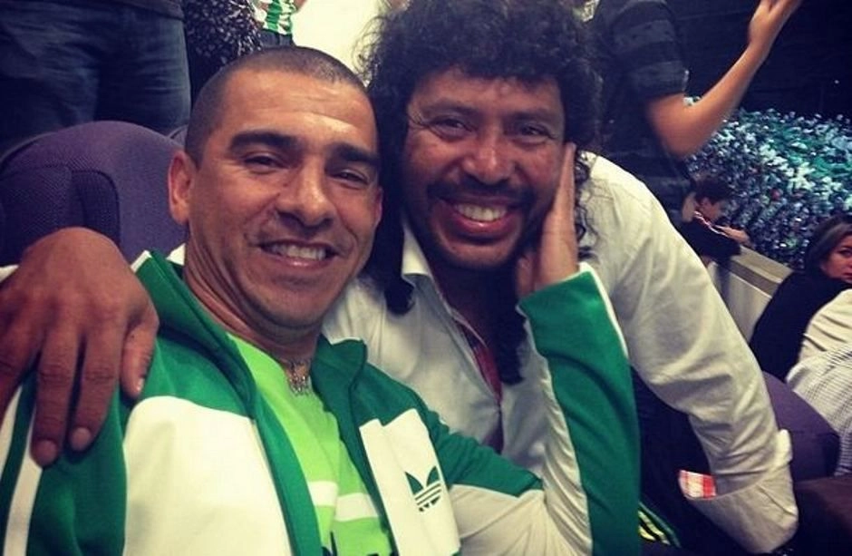  Aristizábal e Higuita, dois ídolos colombianos, posaram para a foto com a camisa do Atlético Nacional. Foto: Reprodução/Twitter