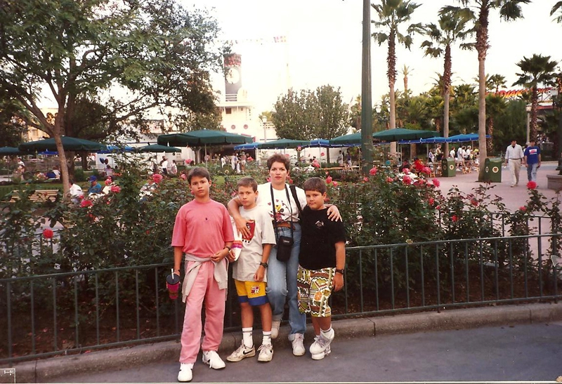 Lenice com os três filhos na Disney, nos anos 90. Rafael, Fábio e Netto. Foto: arquivo pessoal de Milton Neves