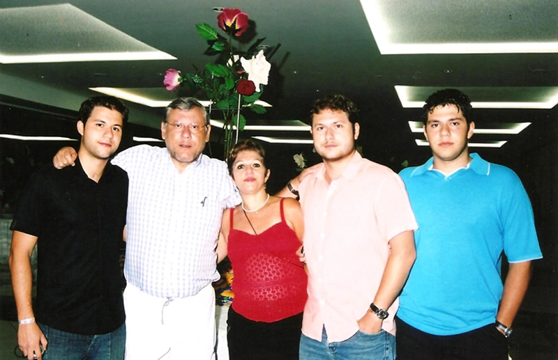 Família reunida no Réveillon 2003/2004 no Rafain Palace Hotel, em Foz do Iguaçu-PR. Rafael, Milton, Lenice, Fábio e Netto