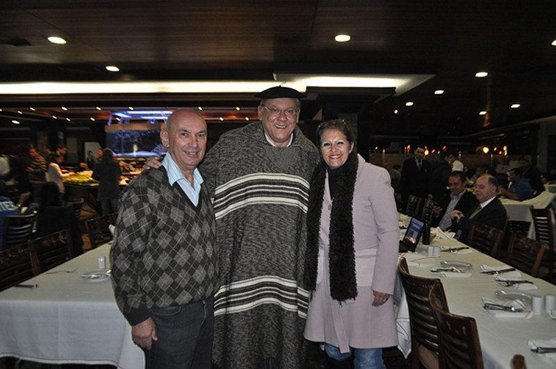 Kalef João Francisco, grande amigo da família Neves ao lado de Milton e Lenice na noite de 8 de julho de 2011, no jantar de confraternização com os teletrinzistas na Churrascaria Bufalo Grill, em Santo Amaro, zona sul da capital paulista. Foto: Marcos Júnior Micheletti/Portal TT