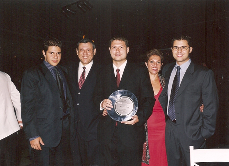 Em 2002, noite em que Fábio Lucas Neves ganhou o troféu Ford-Aceesp de repórter revelação. Da esquerda para a direita: Netto Neves, Milton Neves, Fábio Lucas Neves, Lenice Magnoni Neves e Rafael Magnoni Neves. Foto: arquivo pessoal de Milton Neves