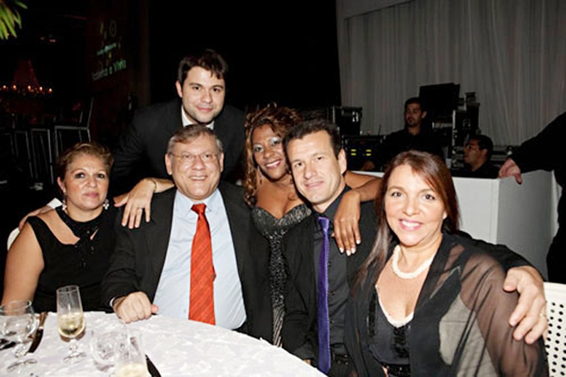 Na bela festa de casamento de Robinho e Vivian no Hotel Casa Grande, no Guarujá, em 9 de julho de 2009. Da esquerda para a direita: o casal Lenice Magnoni Neves e Milton Neves com o filho Rafael Magnoni Neves atrás, Marina Souza (mãe de Robinho) e o casal Dunga e Vanda. Foto: arquivo pessoal de Milton Neves