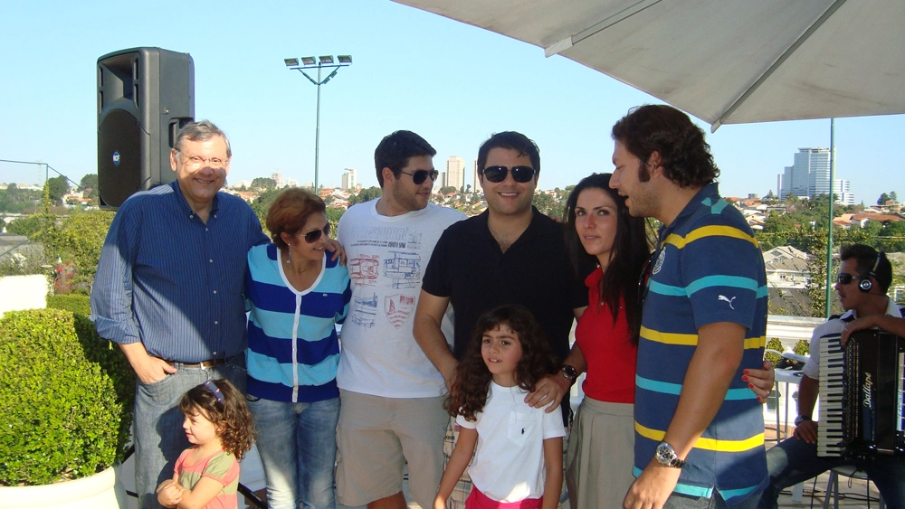 Em agosto de 2011, dia de comemoração dos 60 anos de Milton Neves, em casa. Da esquerda para a direita: Milton, Lenice, Netto, Rafael, Roberta e Fábio. À frente, Mabê e Giulia, filhas de Fábio e Roberta. Foto: Marcos Júnior Micheletti/Portal TT