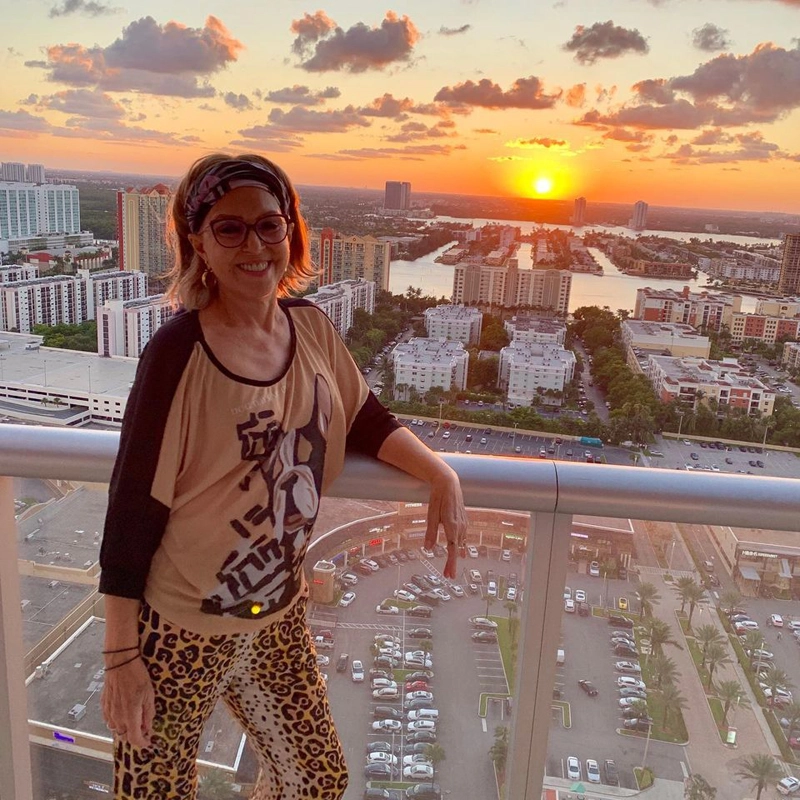 Na varanda do apartamento de Sunny Isles, em Miami, com um lindo pôr de sol em setembro de 2019. Foto: arquivo pessoal de Lenice Magnoni Neves