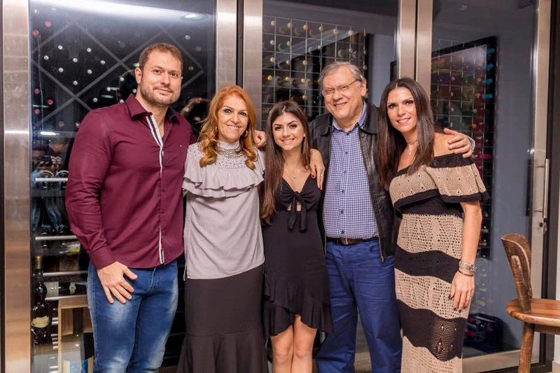 Em frente a uma das adegas de casa, em 6 de outubro de 2018, Fábio, Lenice, Giulia, Milton Neves e Roberta. Foto: arquivo pessoal de Roberta Peporine