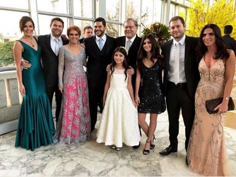 Família Neves em 7 de setembro de 2018 no Jockey Club de São Paulo, pouco antes da cerimônia de casamento de Laís Yasmin e Netto Neves, caçula de Milton e Lenice. Da esquerda para a direita: Natália Carvalho, Rafael Neves, Lenice Magnoni Neves, Netto Neves, Mabê, Milton Neves, Giulia, Fábio Lucas Neves e Roberta Peporine. Foto: arquivo pessoal de Netto Neves