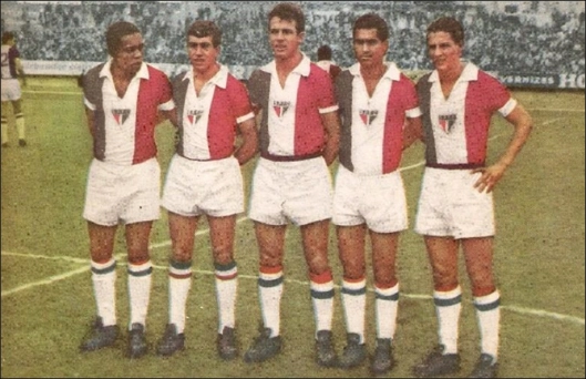 Um São Paulo diferente com uma camisa criada pelo jornalista Paulo Planet Buarque, na época conselheiro do tricolor. Partindo da esquerda: Paraná, Prado, Babá, Fefeu e Adiber. Foto: Revista do Esporte (retirada do Blog Tardes de Pacaembu)