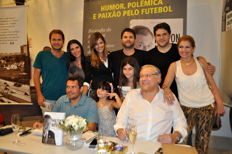 Lançamento do livro de Milton Neves, em 11 de novembro de 2013, no Shopping Frei Caneca, em São Paulo. Atrás do escritor André Rosemberg e Milton Neves estão Fábio Lucas Neves, Roberta Peporine, Natália Carvalho, Rafael Neves, Netto Neves e Lenice. Entre André Rosemberg e Milton, Mabê e Giulia. Foto: Marcos Júnior Micheletti/Portal TT