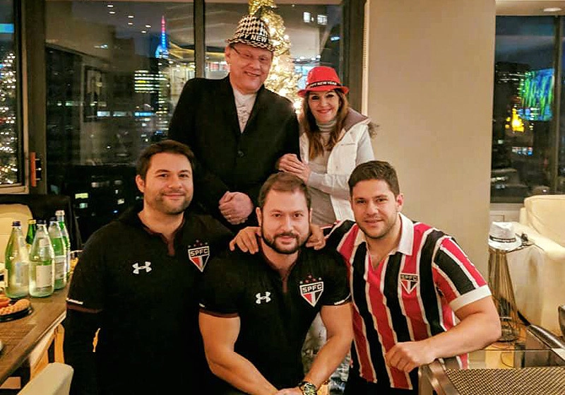No apartamento da família em Nova York, em Upper East Side, comemorando a passagem de 2017 para 2018. O santista Milton, a palmeirense Lenice e os três filhos tricolores, Rafael, Fábio e Netto. Foto: arquivo pessoal de Milton Neves