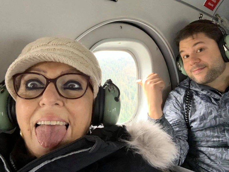 Sobrevando o Alasca com o filho mais velho, Rafael, em setembro de 2019. Foto: arquivo pessoal de Lenice Magnoni Neves