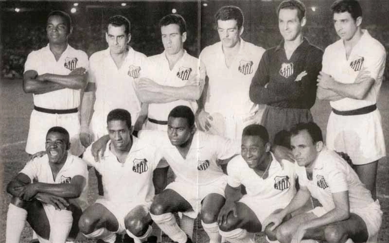 Esse Santos bateu o Benfica por 3 a 2, no Maracanã, dia 19 de setembro de 1962, no primeiro jogo da final do Mundial Interclubes. Em pé: Lima, Zito, Dalmo, Calvet, Gylmar e Mauro. Agachados: Dorval, Mengálvio, Coutinho, Pelé e Pepe.