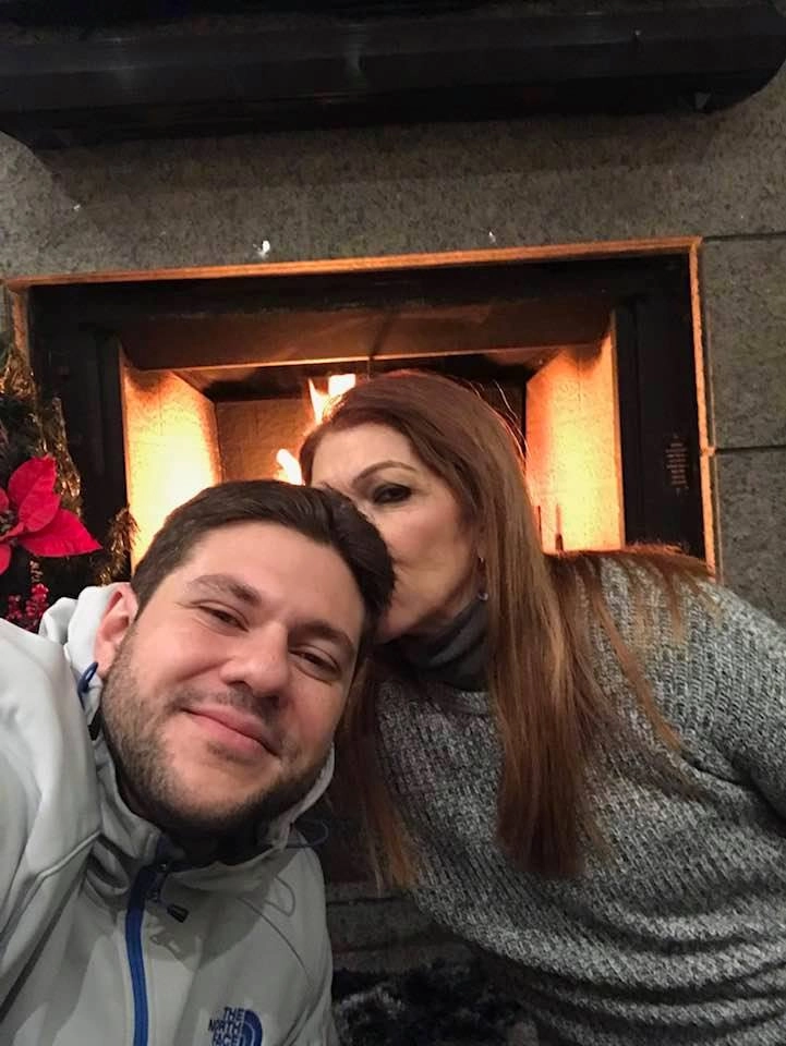 Em dezembro de 2017 no apartamento de Nova York, carinho com o caçula Netto. Foto: arquivo pessoal de Lenice Magnoni Neves