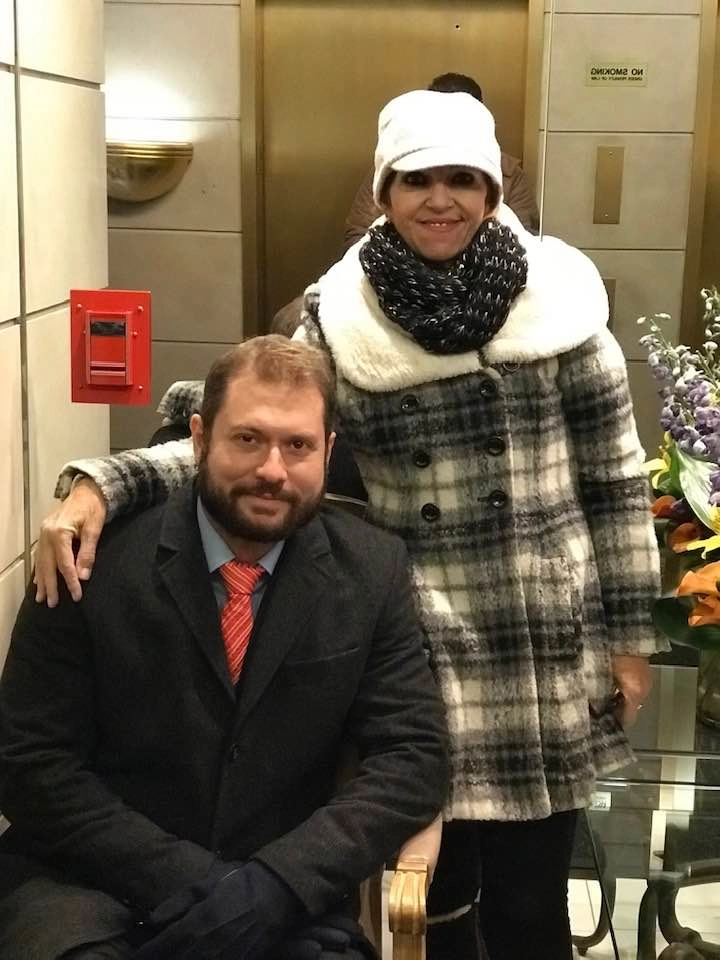 Lenice com o filho Fábio no saguão do prédio em Nova York, em dezembro de 2017. Foto: Mabê Neves