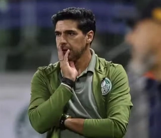 O treinador destacou que sua permanência está diretamente ligada ao desempenho da equipe. Foto: Cesar Greco/Ag. Palmeiras