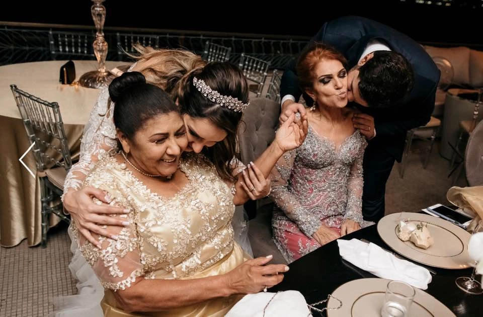 As saudosas Vanda e Lenice sendo beijadas por Lais Yasmin e Netto, no dia do casamento destes, no Jockey Club de São Paulo, em 7 de setembro de 2018. Foto: arquivo pessoal de Lenice Magnoni Neves