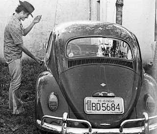 Em 1973 era com este valente carrinho que ele chegava para treinar no Caxias. Foto: Reprodução