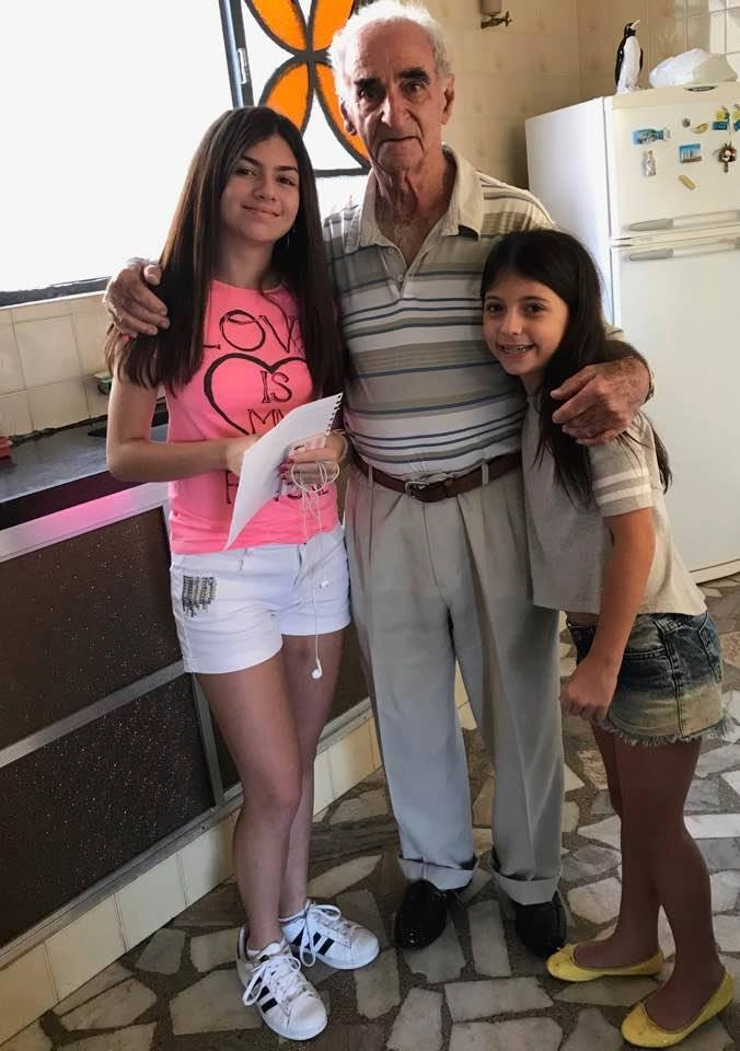 O pai de Lenice, Hélio Magnoni (o Bibi) com as bisnetas Giulia e Mabê, netas de Lenice, filhas de Fábio Lucas Magnoni Neves e Roberta Peporine. Foto: arquivo pessoal de Lenice Magnoni Neves