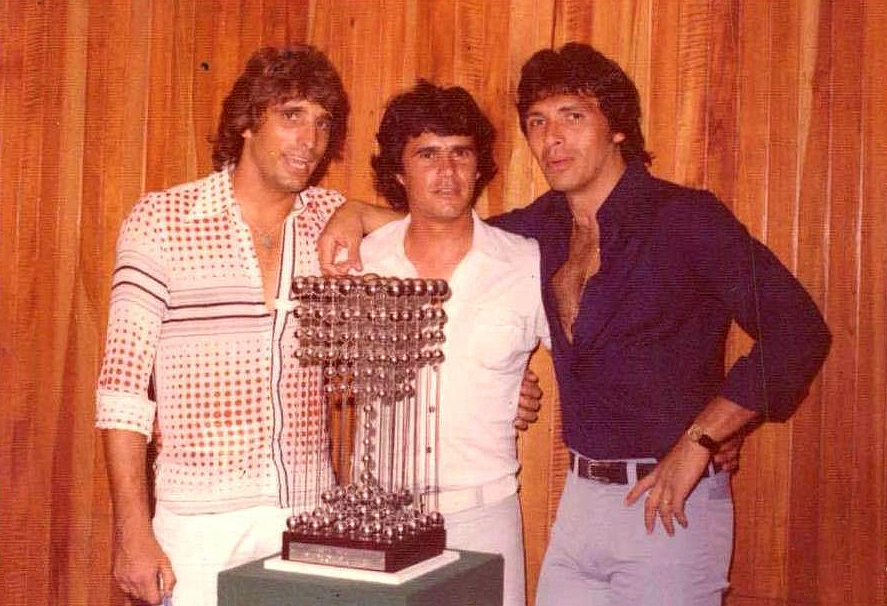 Marinho Peres, Otacílio Gonçalves (então preparador físico) e Figueroa com a taça conquistada pelo Inter no Brasileirão de 1976, após a vitória por 2 a 0 na final contra o Corinthians, no Beira-Rio. Foto: Lucas Gonçalves (filho de Otacílio)