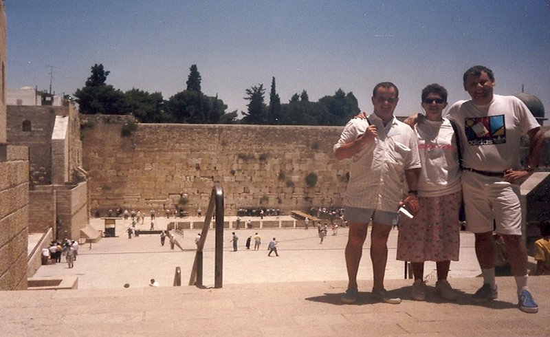 Em 1989, em Jerusalém, à frente do Muro das Lamentações, o jornalista Samuel Ferro e o casal Lenice e Milton. Foto: arquivo pessoal de Milton Neves