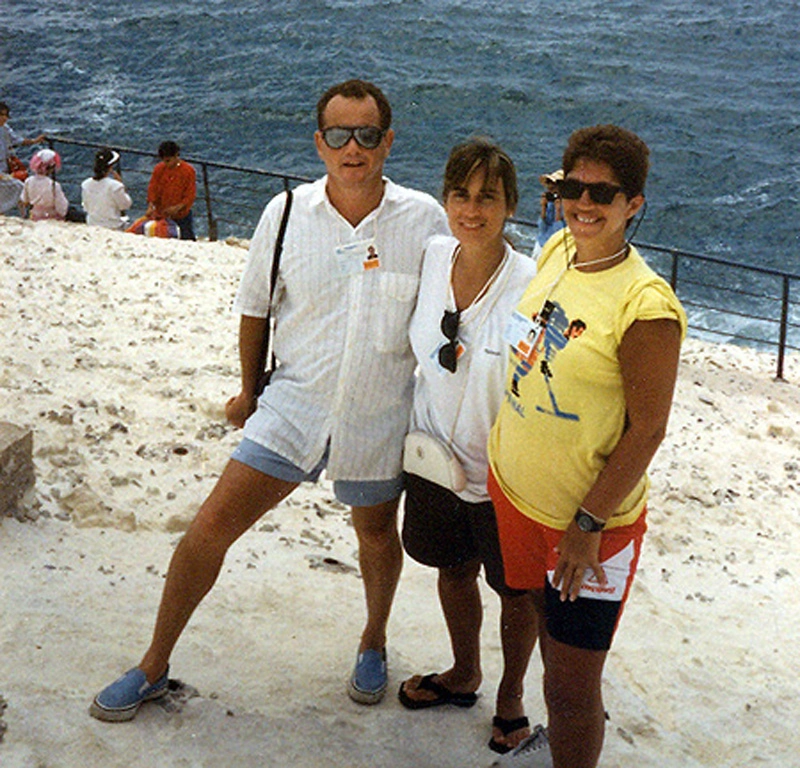 Em Rosh Hanikra, fronteira do Líbano com Israel, às margens do Mar Mediterrâneo, em 1989, o jornalista Samuel Ferro, Lenice e Rosamaria (ex-esposa do radialista Osmar Santos). Foto: arquivo pessoal de Milton Neves