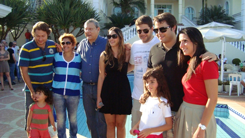 Em agosto de 2011, dia de comemoração dos 60 anos de Milton Neves, em casa. Da esquerda para a direita: Fábio, Lenice, Milton, Lais Yasmin, Netto, Rafael e Roberta. À frente, Mabê e Giulia, filhas de Fábio e Roberta. Foto: Marcos Júnior Micheletti/Portal TT