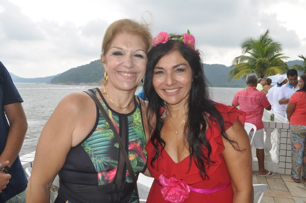 Lenice e a amiga e a vizinha de litoral Claudia Carsughi em 22 de fevereiro de 2016, no Edifício Seven Seas, na Ilha Porchat, em São Vicente (SP), dia do casamento de Kennedy Andrés e Neia. Foto: Marcos Júnior Micheletti/Portal TT