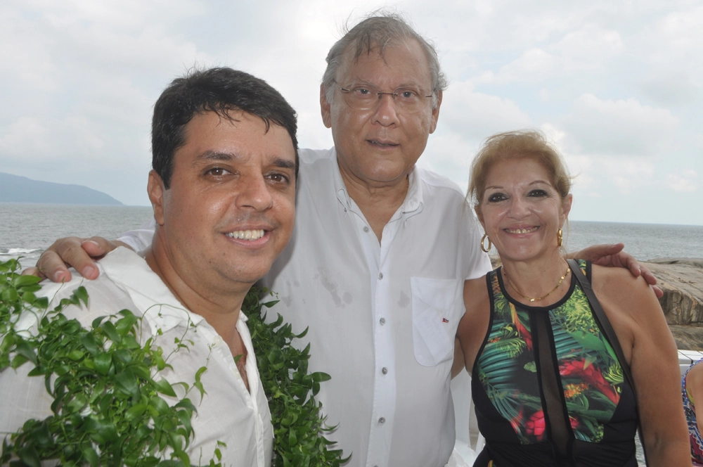 Kennedy Andrés, Milton Neves e Lenice em 22 de fevereiro de 2016, no Edifício Seven Seas, na Ilha Porchat, em São Vicente (SP), dia do casamento de Kennedy Andrés e Néia. Foto: Marcos Júnior Micheletti/Portal TT