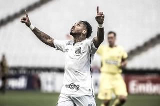 Em entrevistas em 2019 e 2020, o atacante santista disse que o sonho de seu pai é vê-lo no Fla. Foto: Ivan Storti/Santos