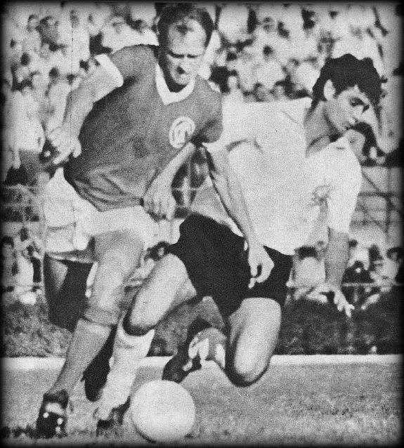 Élton e Rivellino disputam a bola durante confronto entre Inter e Corinthians no dia 28 de maio de 1967, no Pacaembu. O jogo marcou a primeira vitória de uma equipe gaúcha em São Paulo, 1 a 0, gol de Lambari. Foto: História do S.C. Internaiconal