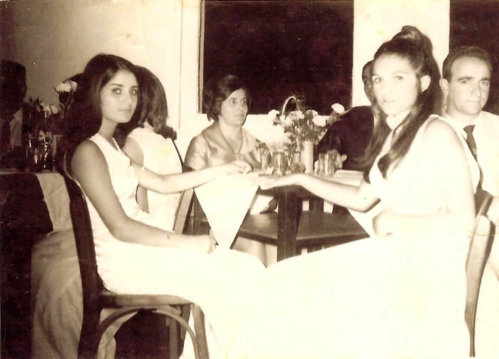 O Baile de Debutante de Lenice Magnoni (à direita), com sua amiga Miriam Rocha Viola, sua mãe Eunice e seu pai Hélcio Rocha (encoberto) e o último é Hélio Magnoni (sogro de Milton Neves)