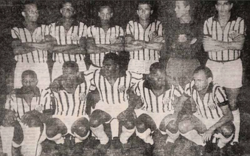 Santos com um camisa diferente em 1963. Em pé: Lima, Haroldo, Geraldino, Ismael, Gylmar e Mauro. Agachados: Dorval, Mengálvio, Coutinho, Pelé e Pepe. A foto é da Revista Placar.