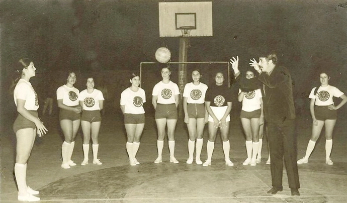 Jogo de handebol no CEPSAM. Da esquerda para a direita: Lenice Chame, Elga de Almeida, Helena de Souza, Márcia Bueno, Yara Gonçalves, Zezé Mustafé, Norma Cerávolo, Maria Helena Martins (encoberta pelo Prof. Roberto Bianchi) e Maria Izabel Araújo. Curiosidade: Lenice, Elga, Helena, Maria Helena e Maria Izabel formaram-se em Odontologia