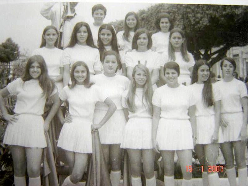 No desfile comemorativo de 7 de Setembro em Muzambinho-MG. Primeira fila: Lenice Chame Magnoni, Regina Anderson, Ana Gaspar, Maria do Carmo, Maria Helena, Presciliana e Sandra Chame. Segunda fila: Maria das Dores, Sandra do Dagmar, Elenice Rocha, Beth Cassiano e Graça Massa. Terceira fila: Eliana Machado, Ione do Racine e Fátima Thomaz