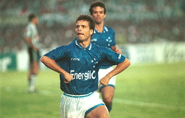 Paulinho McLaren comemora gol pelo Cruzeiro, em 1995. Atrás dele, Palhinha. Foto: Foto: ASSOPHIS (Associação dos Pesquisadores e Historiadores do Santos F.C)