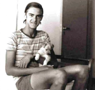 Posando para a foto com seu cachorro