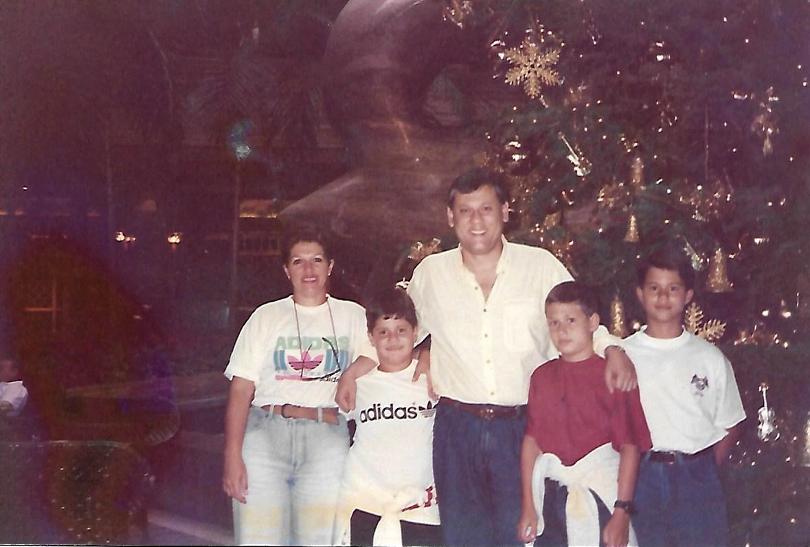 Natal na Flórida na década de 90. Lenice, Netto, Milton, Fábio e Rafael. Foto: arquivo pessoal de Milton Neves