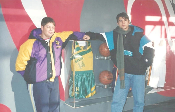 Os filhos de Milton Neves, Netto, a esquerda, e Rafael, a direita, tamb&eacute;m tiraram uma foto ao lado da camisa do maior jogador de basquete brasileiro de todos os tempos