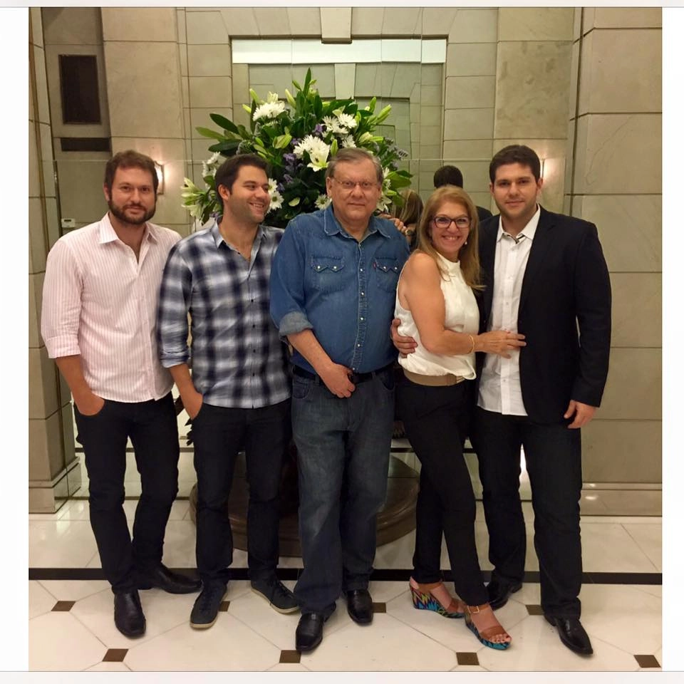 Em 6 de agosto de 2015, dia em que Milton Neves comemorou seus 64 anos em Nova York. Fábio, Rafael, Milton, Lenice e Netto Neves. Foto: arquivo pessoal de Milton Neves