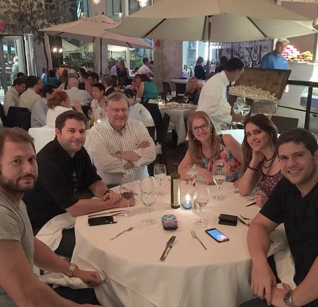 No restaurante grego Millos da Sixth de Nova York. Fábio, Rafael, Milton, Lenice, Lais e Netto Neves. Foto: arquivo pessoal de Milton Neves