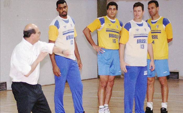 O t&eacute;cnico Ary Vidal orienta Josuel, Israel, Rog&eacute;rio e Oscar durante treino da Sele&ccedil;&atilde;o Brasileira. Foto: UOL