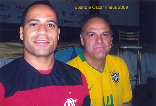 &Eacute;bano Tavares de Ara&uacute;jo, flamenguista de Ilh&eacute;us-BA ao lado de Oscar em 2009. Foto: arquivo pessoal de &Eacute;bano Tavares de Ara&uacute;jo
