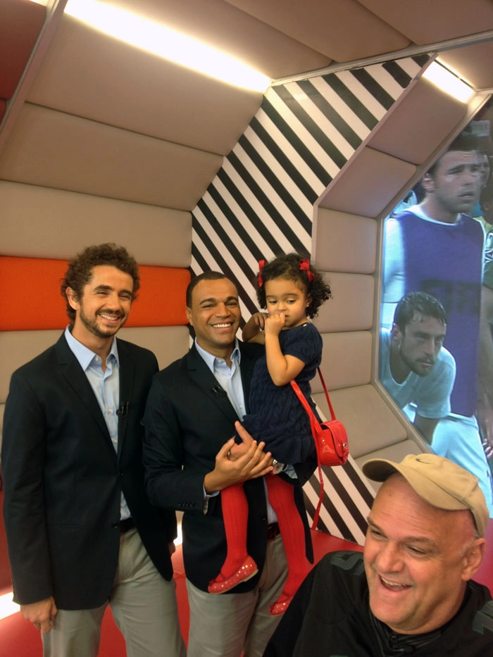 Da esquerda para a direita, Felipe Andreoli, Den&iacute;lson com sua filha no colo e Oscar