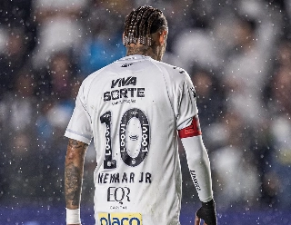 Sem for&ccedil;a, sem velocidade e vivendo de bola parada, Neymar j&aacute; n&atilde;o entrega o que a Sele&ccedil;&atilde;o exige. Foto: Raul Baretta/Santos FC
