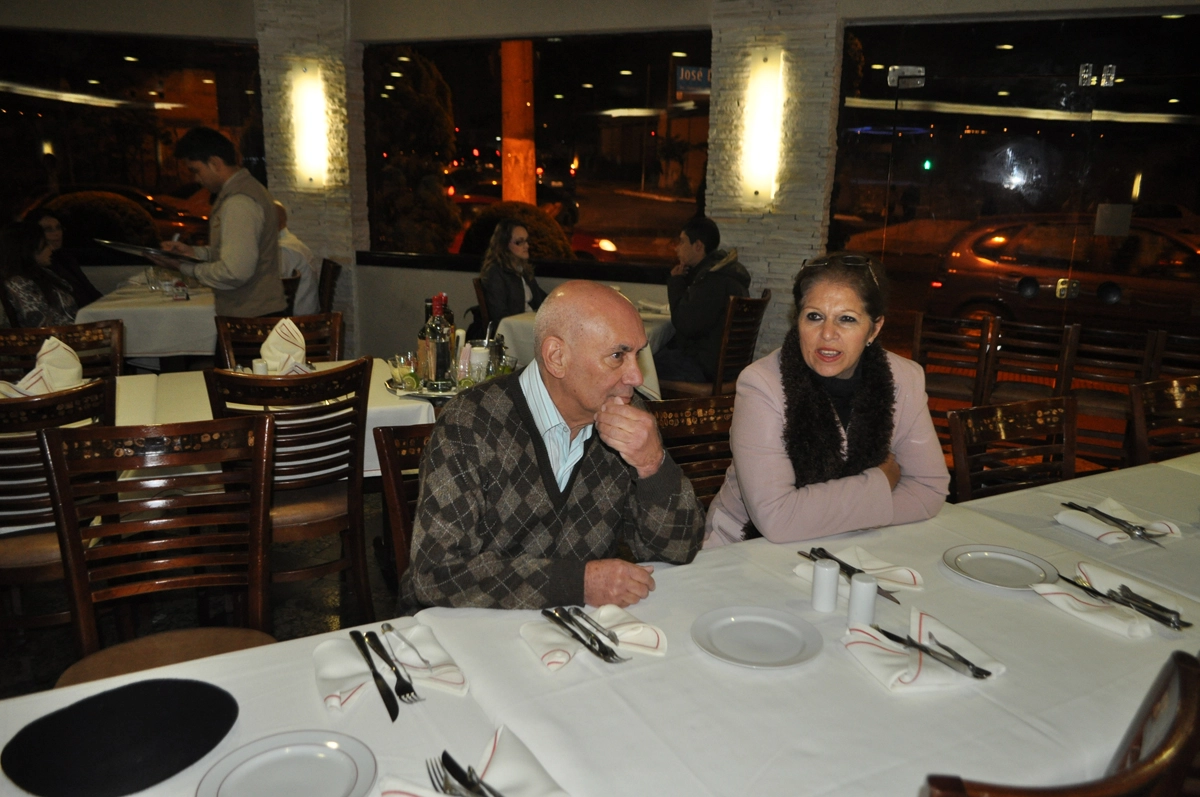 Kalef João Francisco, grande amigo da família Neves, conversa com Lenice na noite de 8 de julho de 2011, no jantar de confraternização com os teletrinzistas na Churrascaria Bufalo Grill, em Santo Amaro, zona sul da capital paulista. Foto: Marcos Júnior Micheletti/Portal TT