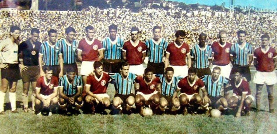 Foto do primeiro Gre-Nal no Robertão, dia 5 de março de 1967. Em pé: Alberto, Gainete, Cleo, Altemir, Sadi, Aírton Pavilhão, Scala, Sérgio Lopes, Luiz Carlos, Everaldo, Élton, Áureo e Laurício. Agachados: Carlitos, Alcindo, Bráulio, Joãozinho, Davi, Babá, Lambari, Volmir e Dorinho.