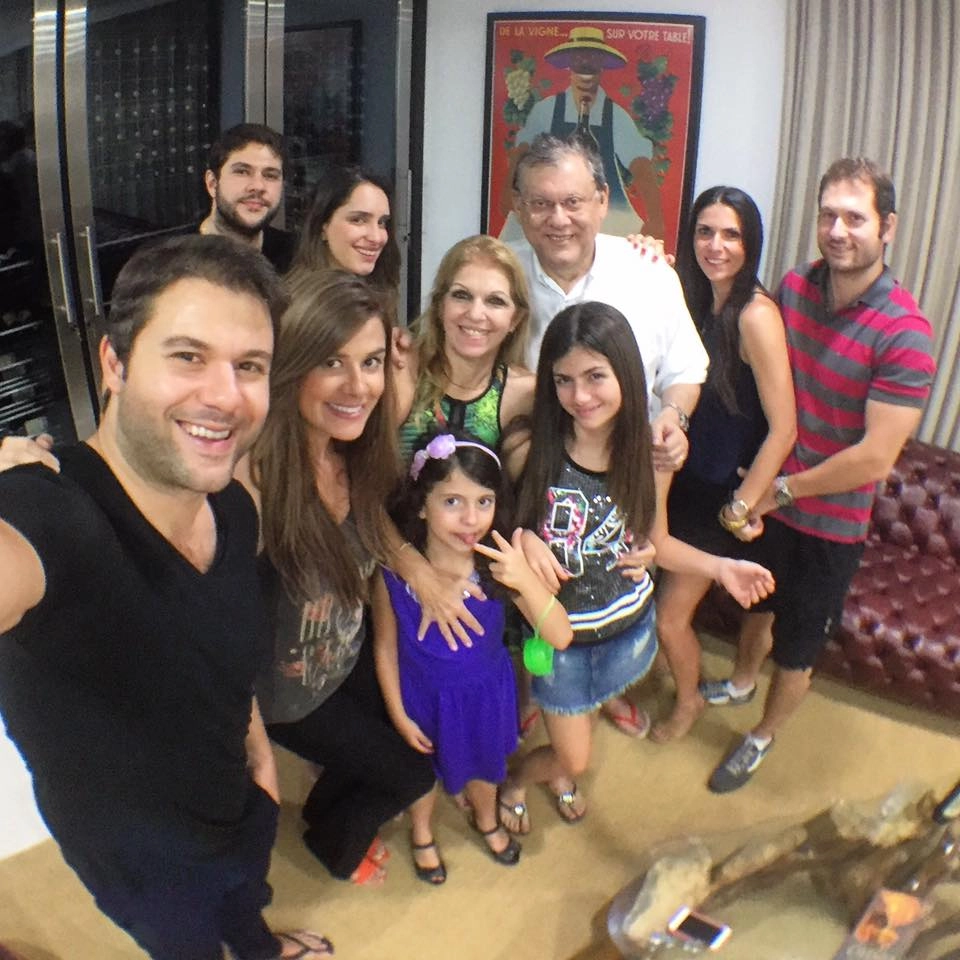 Em 2015, reunião da família Neves na casa de Milton e Lenice. Os filhos Rafael, Netto e Fábio Lucas Neves. As netas Mabê e Giulia e as noras Nathalia, Lais Yasmin e Roberta Peporine. Foto: arquivo pessoal de Rafael Neves